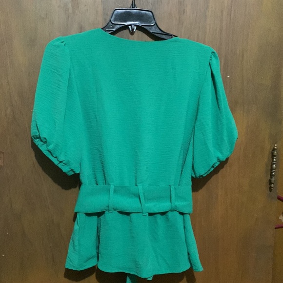 Green blouse, very elegant v neck. - Picture 2 of 3